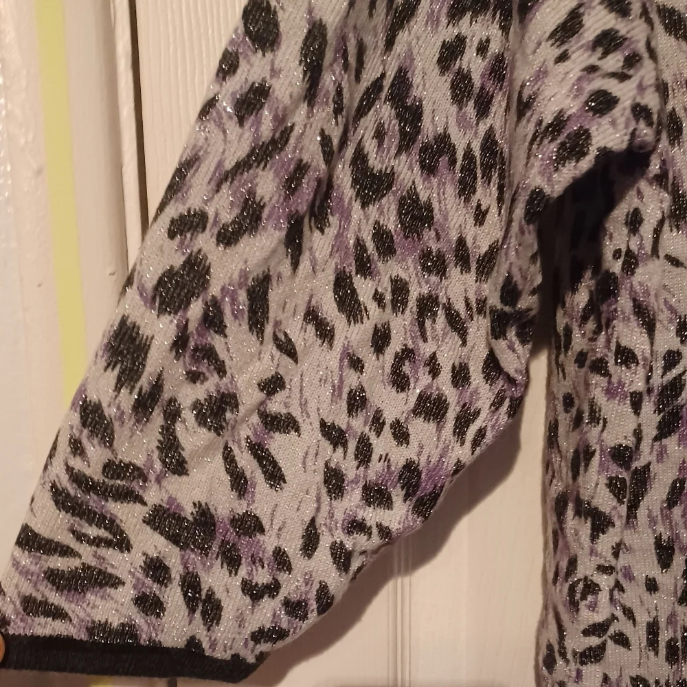 💰Cathy Daniels Animal Print Lightweight Sweater Top - Picture 4 of 7